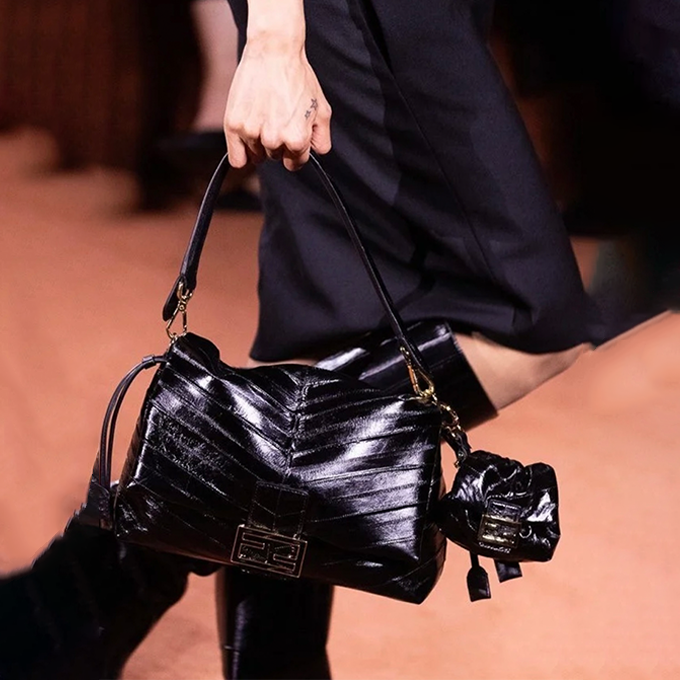 fendi mamma baguette medium handbag
